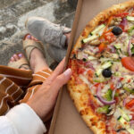 Saint-Jean-de-luz : manger une pizza sur la plage